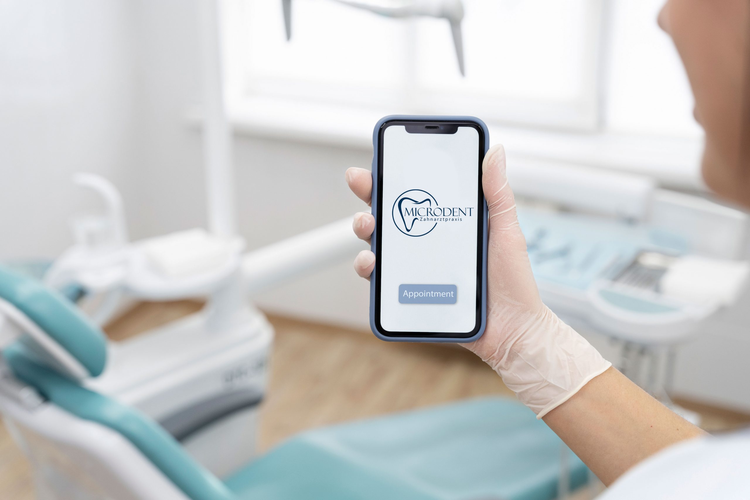 close-up-smartphone-with-dental-app